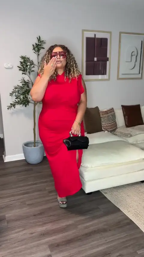 Elomi ad: Plus-size lingerie
